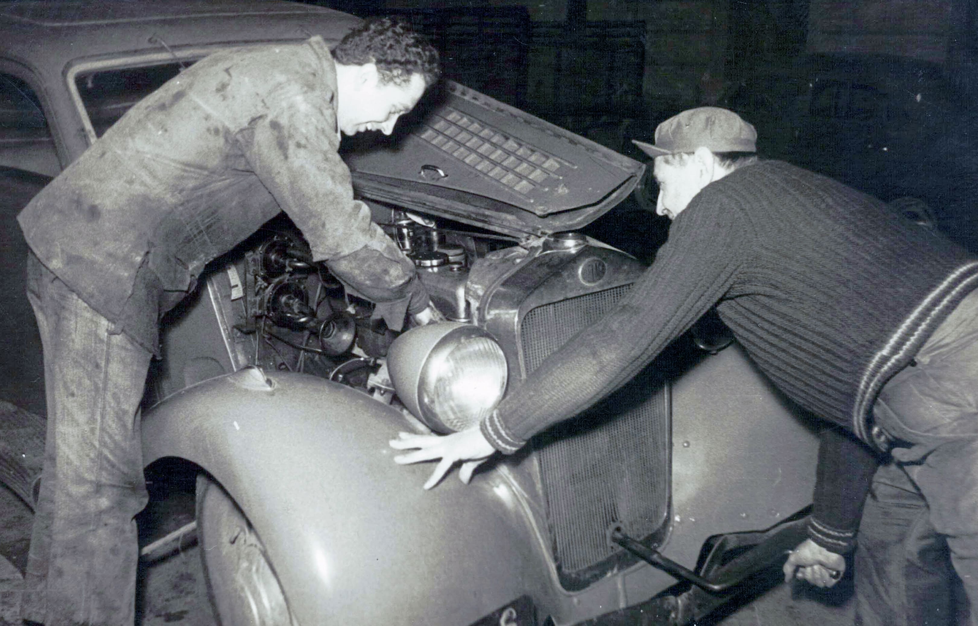 Réparation au Garage Luthringer, années 1950