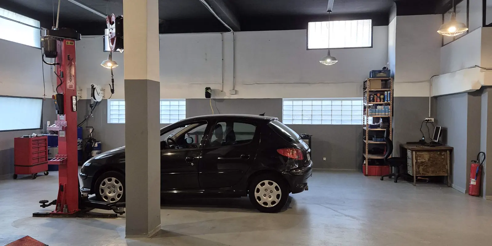 Véhicule sur le pont élévateur dans l'atelier du Garage Luthringer