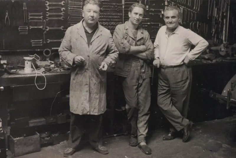 Amis garagistes réunis au Garage Luthringer, années 1960