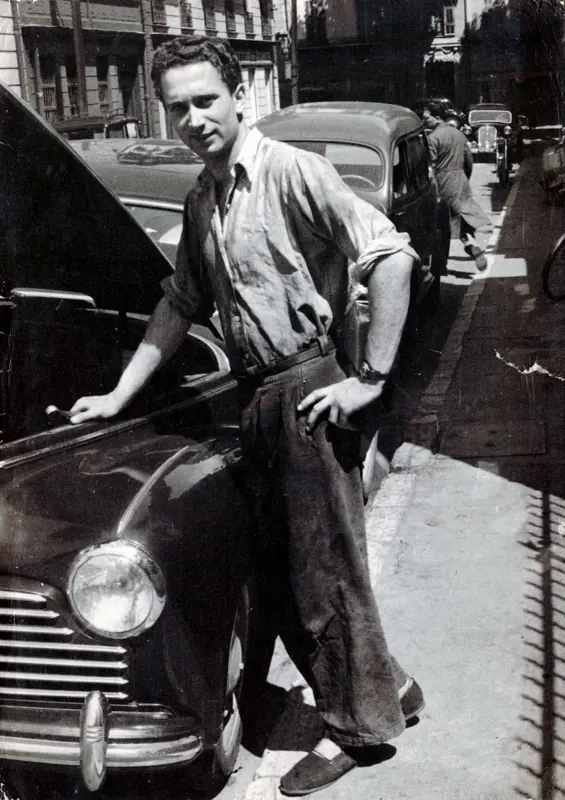 René Luthringer devant le Garage Luthringer, photo de 1964