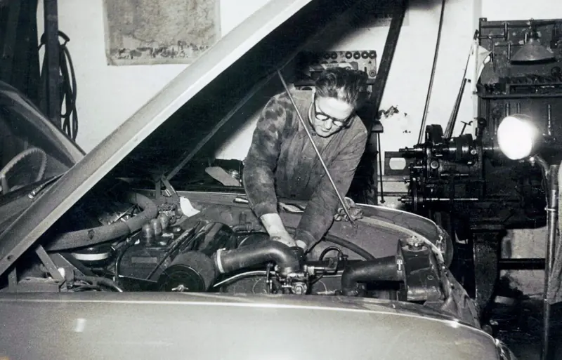 Émile Luthringer travaillant sur le moteur d'une Citroën DS 19, photo de 1959