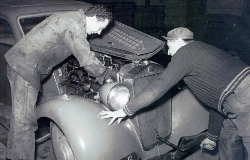 Réparation d'un véhicule au Garage Luthringer, années 1950